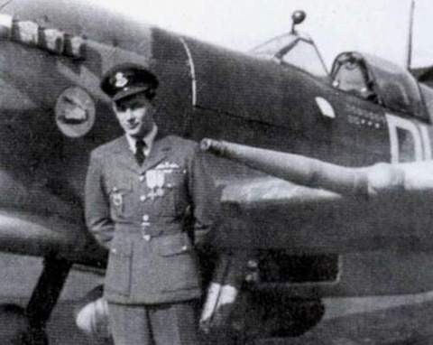 Otto Smik pri svojom Spitfire HF Mk.IXC 
