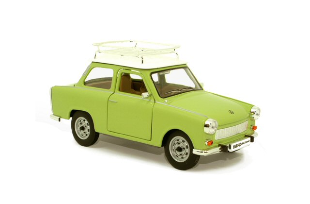 Trabant 601 (green) - zo zahrádkou