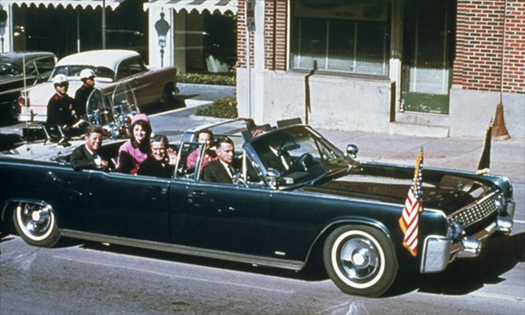 prezident Kennedy počas návštevy Dallasu....